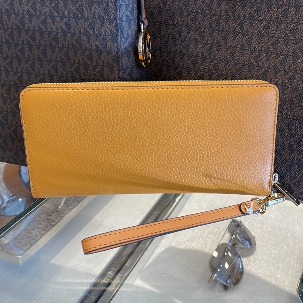MICHAEL KORS
Leather Continental Wristlet Phone Case Wallet
Sider
NWT - Picture 7 of 16